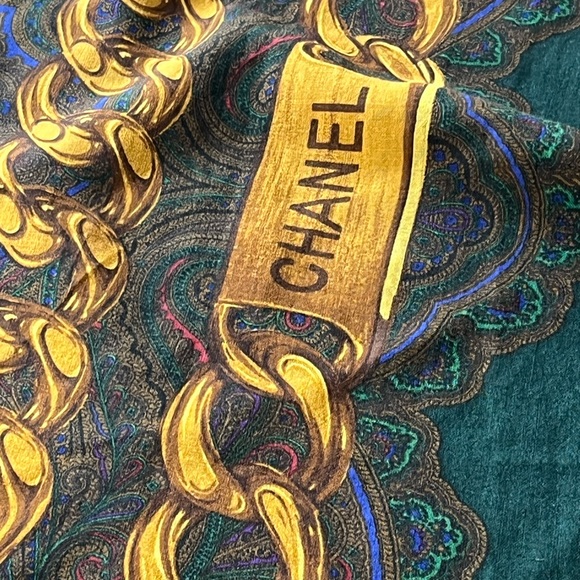 Chanel scarf in silk and wool. - Picture 2 of 8